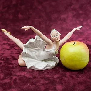 Фарфоровая статуэтка «Балерина, Танец - Лебединое озеро»,  ВАЛЕНДОРФ / WALLENDORF  Германия.