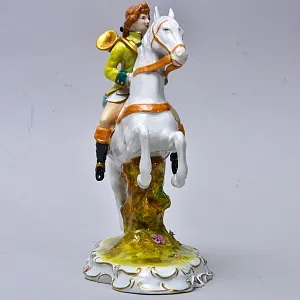 Коллекционная Фарфоровая статуэтка «Охотник на лошади», Scheibe-Alsbach Германия, середина ХХ века.