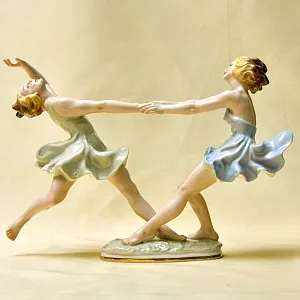 Авторская Коллекционная Статуэтка «ПОДРУГИ. ТАНЕЦ», фарфор Hutschenreuther, Германия 1955-1968 годы. 