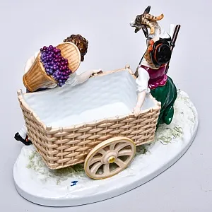 Коллекционная Фарфоровая статуэтка «Сбор винограда», Германия - вторая половина ХХ века. 