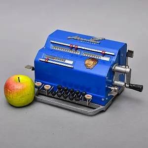 Памятный подарок - Пензенский Арифмометр - Механическая Счётная Машина «ВК-1 тип ВДН» СССР - 1979 год.