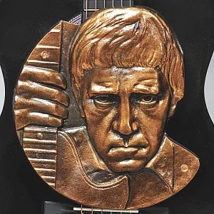 Авторское Настенное Панно «Гитара и Владимир Высоцкий», медь, СССР 80-е годы ХХ века.