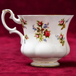 Коллекционная Фарфоровая Кофейная пара «Очарование», ROYAL ALBERT Англия, вторая половина ХХ века.