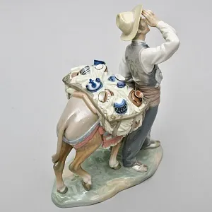 Коллекционная Фарфоровая статуэтка «Продавец фарфора»,  Lladro Испания - 1974 год.