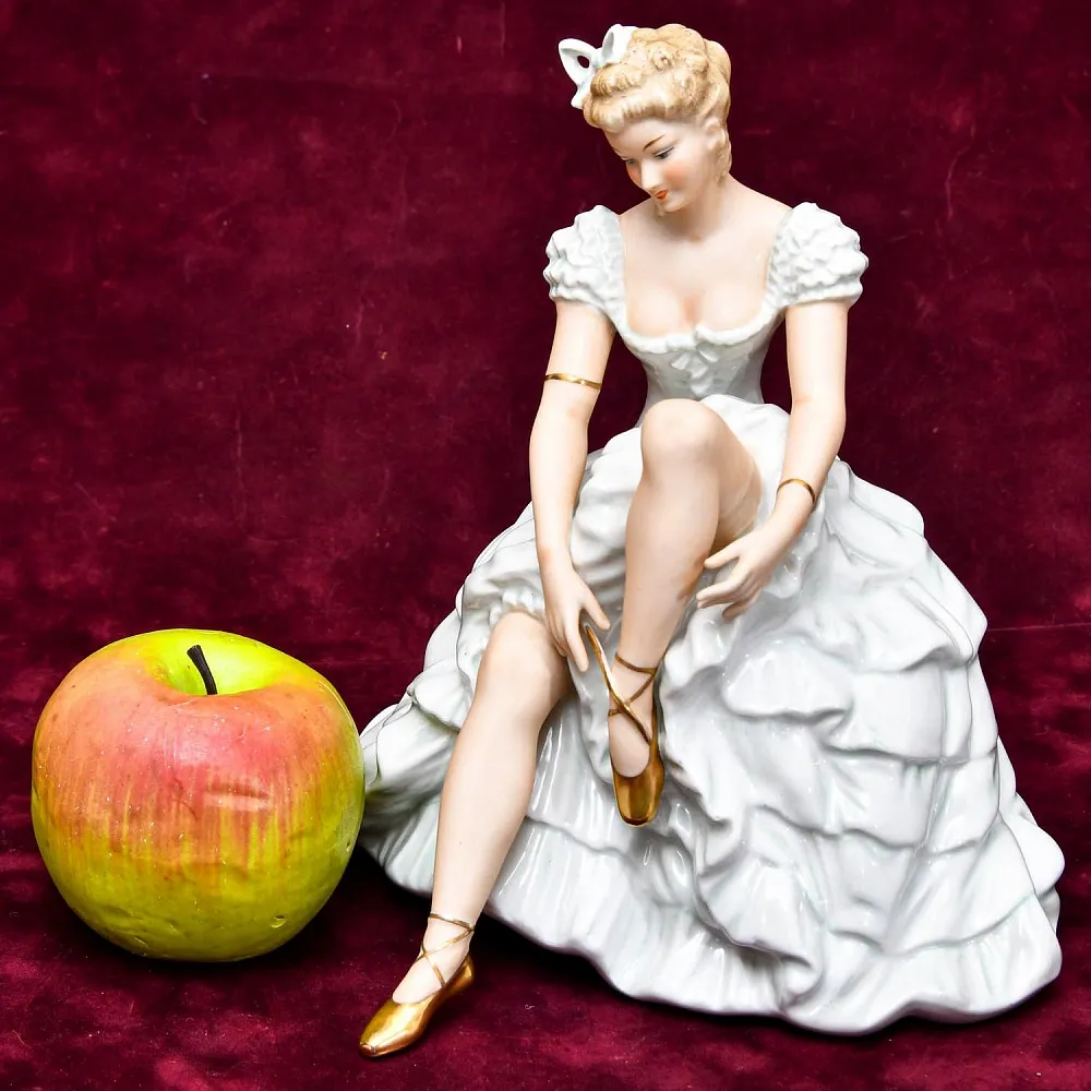 Коллекционная статуэтка «Балерина, завязывающая пуанту», Фарфор WALLENDORF, Германия.