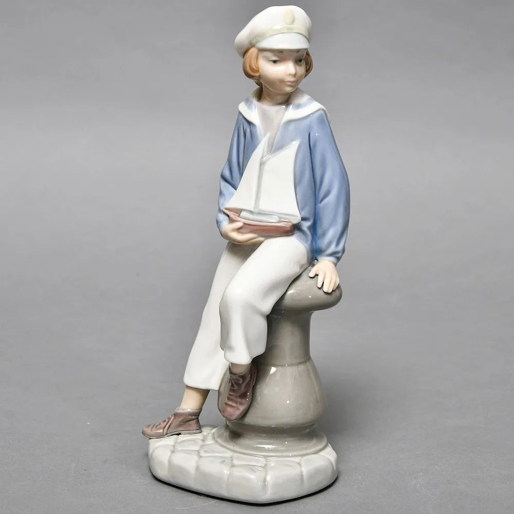 Коллекционная Фарфоровая статуэтка «Мальчик c корабликом», Lladro Испания, вторая половина ХХ века.