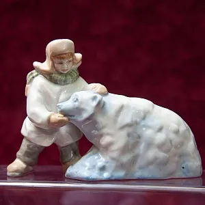 Авторская Коллекционная Фарфоровая Статуэтка «Мальчик и Снежный Медведь», Дулёво Россия.