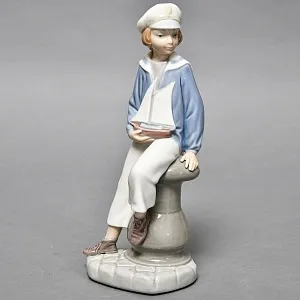 Коллекционная Фарфоровая статуэтка «Мальчик c корабликом», Lladro Испания, вторая половина ХХ века.