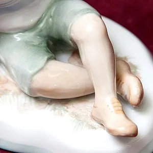 Авторская Коллекционная Фарфоровая Статуэтка «Мальчик с Ракетой», Дулёво Россия.