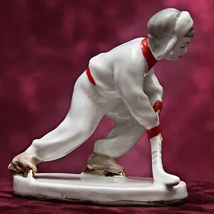 Коллекционная Фарфоровая статуэтка «Юный хоккеист», ЛЗФИ СССР, 1956 - 1967 годы. 