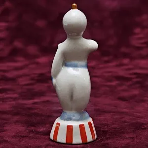 Коллекционная Фарфоровая статуэтка «Космонавт - регулировщик», СССР Полонне ЗХК, 60-е годы. 