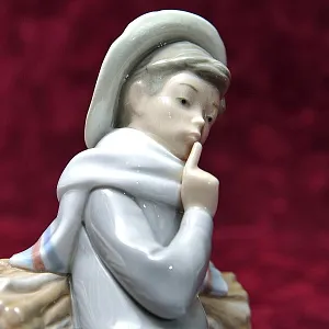 Коллекционная Фарфоровая статуэтка «Мальчик с птицей», Lladro Испания - 1970 год.