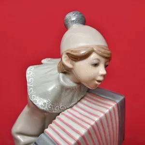 Коллекционная Фарфоровая статуэтка «Маленький клоун с аккордеоном», Lladro Испания, 1971 - 1981 годы.