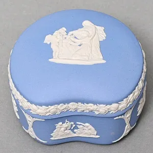 Шкатулка - Бонбоньерка «Античный мотив», фарфор ВЕДЖВУД / WEDGWOOD, Англия, вторая половина ХХ века.