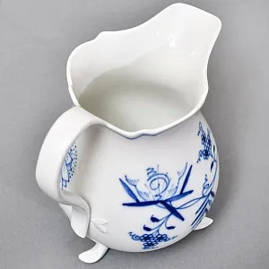 Фарфоровый молочник - сливочник на ножках «Луковый узор», MEISSEN Германия, середина ХХ века. 