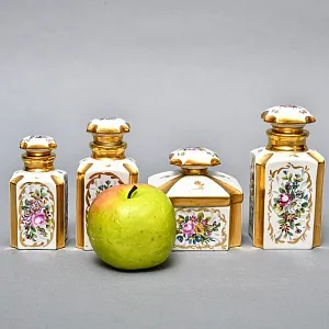 Антикварный Парфюмерный набор - три Флакона и Шкатулка, Limoges Франция, конец XIX - начало ХХ века. 