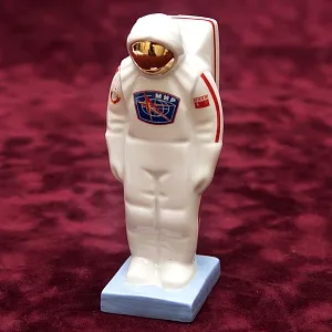 Фарфоровая статуэтка «Космонавт станции МИР», «Красный фарфорист» Чудово, Россия -2000 год. 
