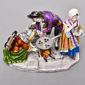 Коллекционная Фарфоровая статуэтка «Жареные каштаны», VOLKSTEDT Германия, середина ХХ века. 