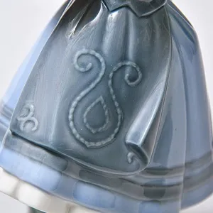 Коллекционная Фарфоровая статуэтка «Голландская Девочка с с цветами», Lladro Испания -1983 год..