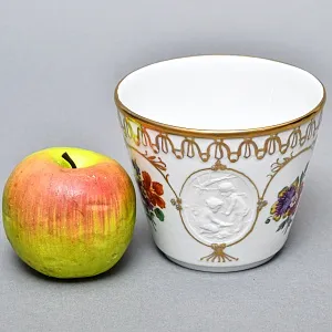 Фарфоровое Кашпо - Ваза для цветов «Путти у костра», Furstenberg / Tettau Германия, середина ХХ века.