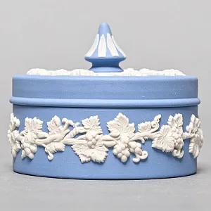 Шкатулка - Бонбоньерка «Виноградная лоза», фарфор ВЕДЖВУД / WEDGWOOD, Англия, вторая половина ХХ века.