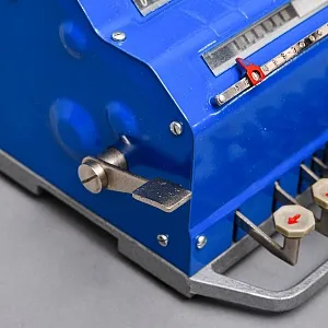 Памятный подарок - Пензенский Арифмометр - Механическая Счётная Машина «ВК-1 тип ВДН» СССР - 1979 год.