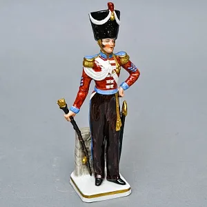 Коллекционная Фарфоровая статуэтка «Солдаты Британской армии. Тамбур - майор», SITZENDORF Германия.