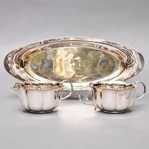 Винтажный Набор из 3х предметов - Сахарница и молочник на подносе, Англия - середина ХХ века.