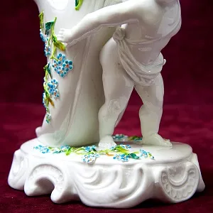 Антикварная Вазочка - Статуэтка «Путти с туфелькой», Фарфор SITZENDORF Германия 1880-1900 годы.
