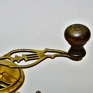 Редкость! Коллекционная Ручная механическая кофемолка «Der Meister die Küche» Латунь Германия..