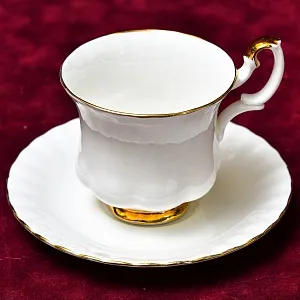 Коллекционная Фарфоровая Кофейная пара «Белое Золото», ROYAL ALBERT Англия, вторая половина ХХ века.