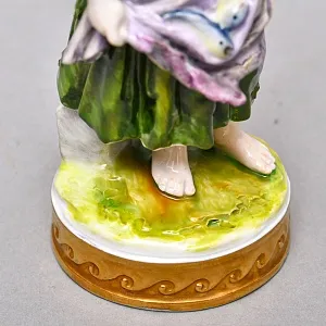 Коллекционная Фарфоровая Статуэтка «Девочка - Торговка рыбой», VOLKSTEDT Германия -50 гг.