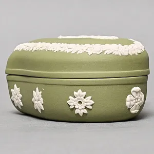 Шкатулка - Бонбоньерка «Античный сюжет», фарфор ВЕДЖВУД / WEDGWOOD, Англия, вторая половина ХХ века.