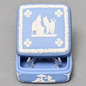 Шкатулка - Бонбоньерка «Музы и поклонники», фарфор ВЕДЖВУД / WEDGWOOD, Англия, вторая половина ХХ века.