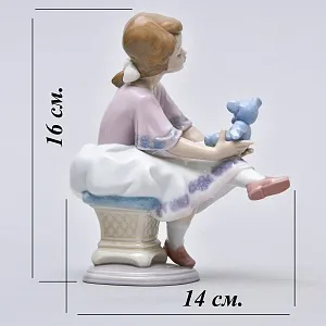 Авторская Фарфоровая статуэтка «Девочка с плюшевым мишкой», Lladro Испания - 1993 год.