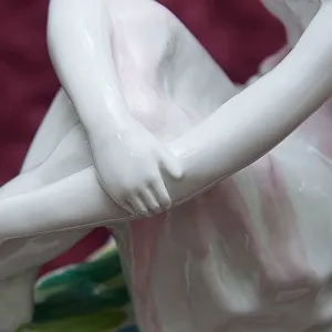 Коллекционная Фарфоровая Статуэтка «На отдыхе - девушка с букетом», ЛФЗ СССР -1963 г