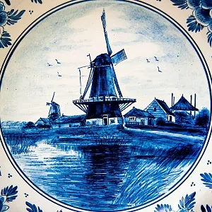 Декоративное Блюдо - Тарелка «ПЕЙЗАЖ С МЕЛЬНИЦАМИ», роспись, фарфор DELFT Blau, d-30 см.