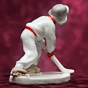 Коллекционная Фарфоровая статуэтка «Юный хоккеист», ЛЗФИ СССР, 1956 - 1967 годы. 