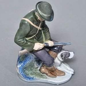 Коллекционная Фарфоровая статуэтка «Охотник  с собакой», Royal Copenhagen Дания, 1992 - 1999 годы. 