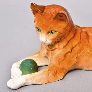 Коллекционная Фарфоровая статуэтка «Кошка с мячом», Sitzendorf Германия, вторая половина ХХ века.