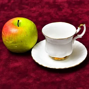Коллекционная Фарфоровая Кофейная пара «Белое Золото», ROYAL ALBERT Англия, вторая половина ХХ века.