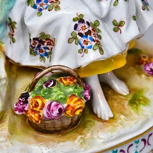 Антикварная Фарфоровая статуэтка «СВИДАНИЕ. ПТИЦА В РУКЕ», Aelteste Volkstedter Германия.