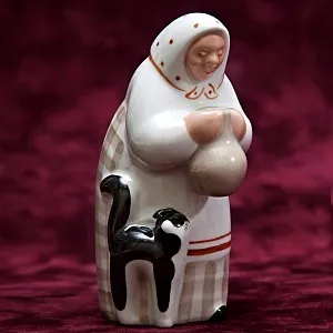 Фарфоровая статуэтка «Бабушка с котом и крынкой молока», ДФЗ Вербилки, СССР -1954–1965 годы.