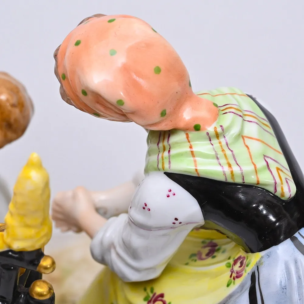 Коллекционная Фарфоровая статуэтка «Папа пришел с работы», VOLKSTEDT Германия, середина ХХ века.