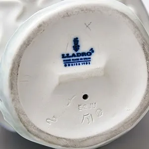 Коллекционная Фарфоровая статуэтка «Голландская Девочка с с цветами», Lladro Испания -1983 год..