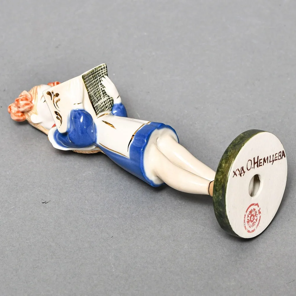 Авторская Коллекционная Фарфоровая Статуэтка «Школьница - Пионерка с учебником», Россия.