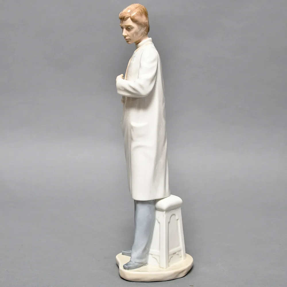 Коллекционная Фарфоровая статуэтка «Доктор. Мужчина Врач», NAO by Lladro Испания. 