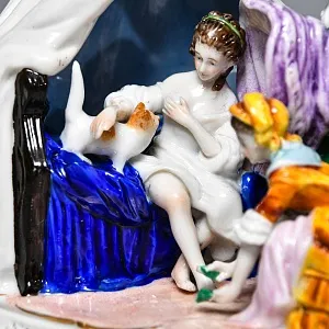 Миниатюрная Фарфоровая статуэтка «Утренние одевания», Scheibe Alsbach Германия, первая половина ХХ в. 