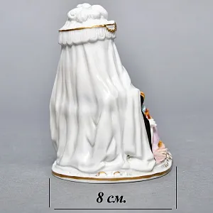 Миниатюрная Фарфоровая статуэтка «Утренние одевания», Scheibe Alsbach Германия, первая половина ХХ в. 