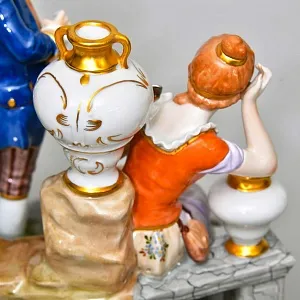 Коллекционная Фарфоровая статуэтка «Игра на волынке», SITZENDORF Германия.